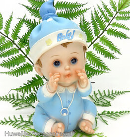 Leuke zittende baby in blauwe pyjama