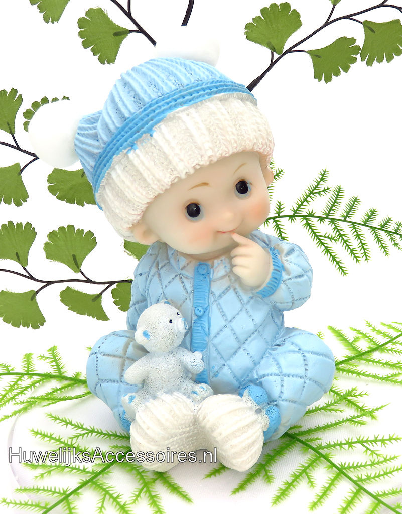 Zittende baby jongetje met beertje in blauwe pyjama