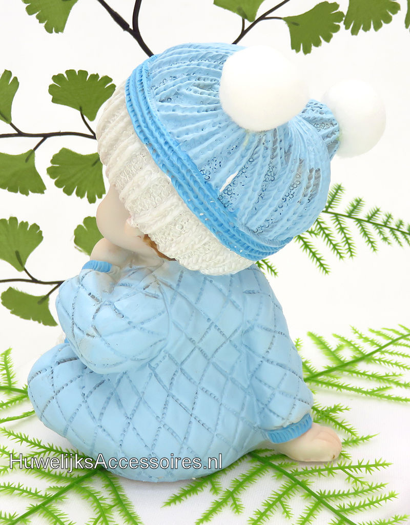 Zittende baby jongetje met beertje in blauwe pyjama