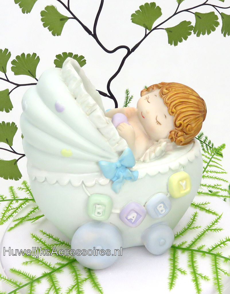 Slappende baby jongetje in blauwe wieg spaarpot