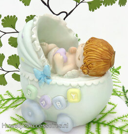 Slappende baby in blauwe wieg