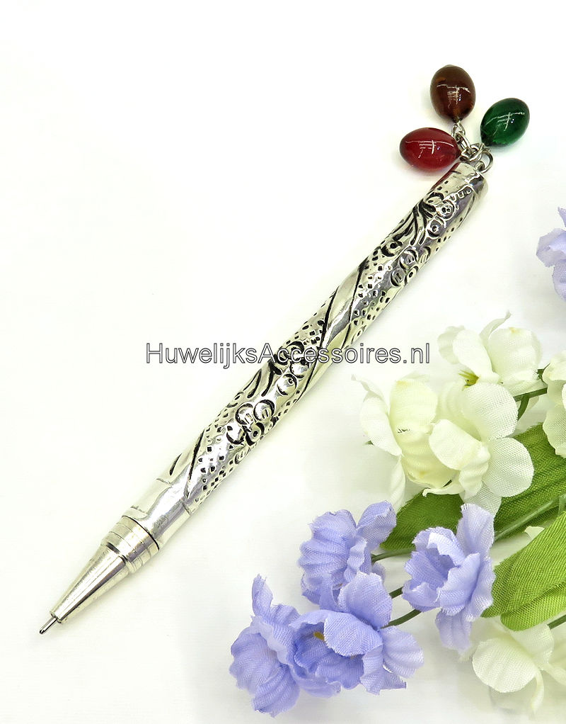 Receptie pen versierd met gekleurde kralen