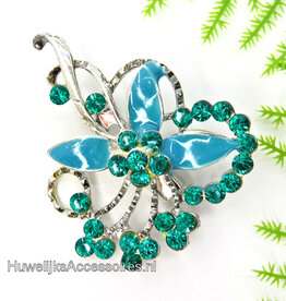 Broche met blauwe bloemblaadjes