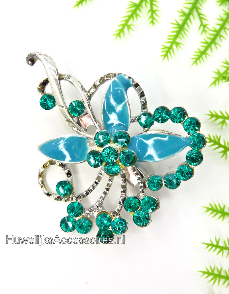 Zilveren gekleurde broche met blauwe geëmailleerde bloemblaadjes