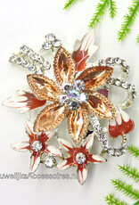 Prachtige broche versierd met koraal en wit geëmailleerd  bloemen