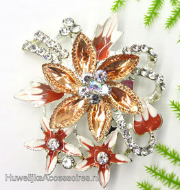 Broche versierd met koraal bloemetjes