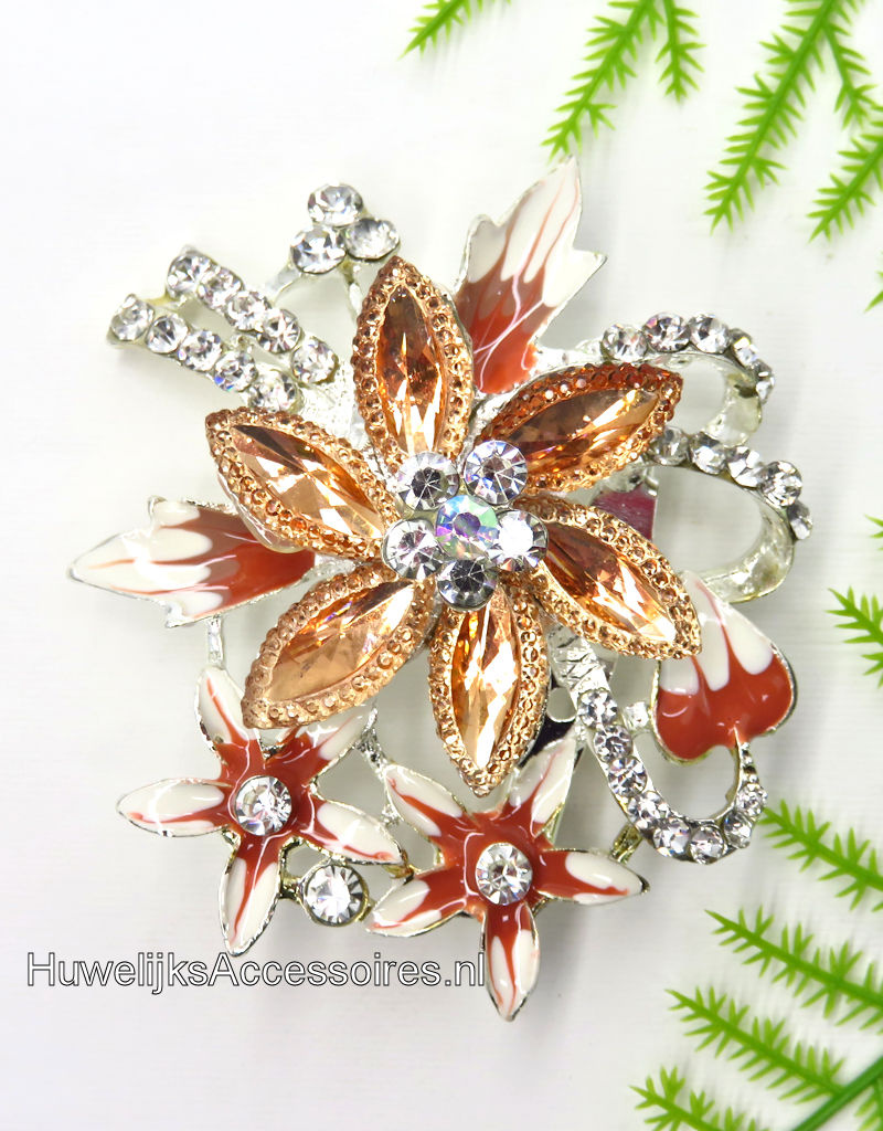 Prachtige broche versierd met koraal en wit geëmailleerd  bloemen