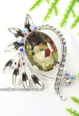 Prachtige broche versierd met bruin en wit geëmailleerd  bloem bladeren