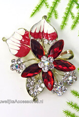 Broche versierd met robijn rood en wit geëmailleerd  bloem bladeren