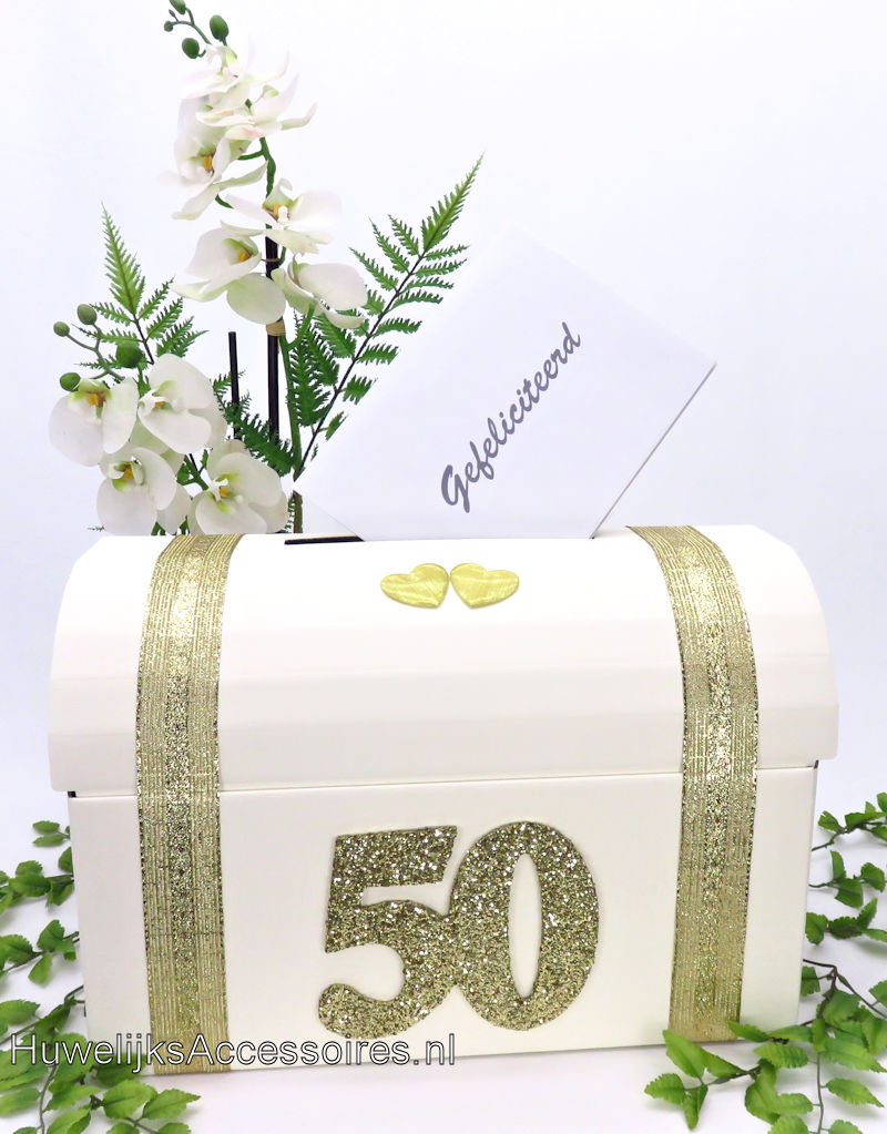 50 jaar jubileum enveloppendoos versierd met gouden lint
