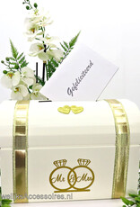 Mr & Mrs receptie enveloppendoos versierd met goud lint