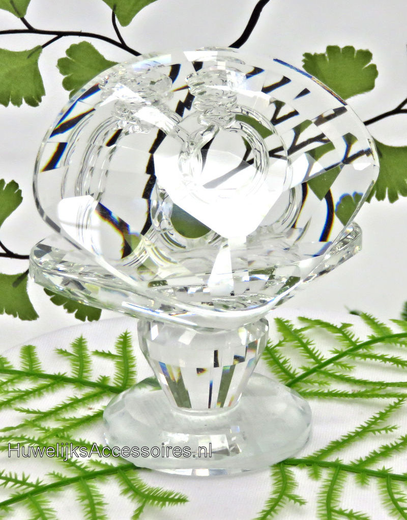Kristallen oesterschelp met 2 ringen op pedestal
