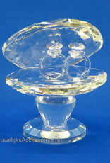 Kristallen oesterschelp met 2 ringen op pedestal