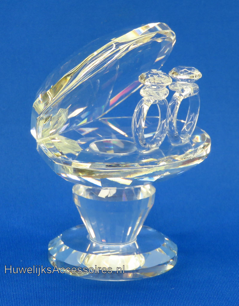 Kristallen oesterschelp met 2 ringen op pedestal