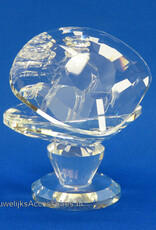 Kristallen oesterschelp met 2 ringen op pedestal