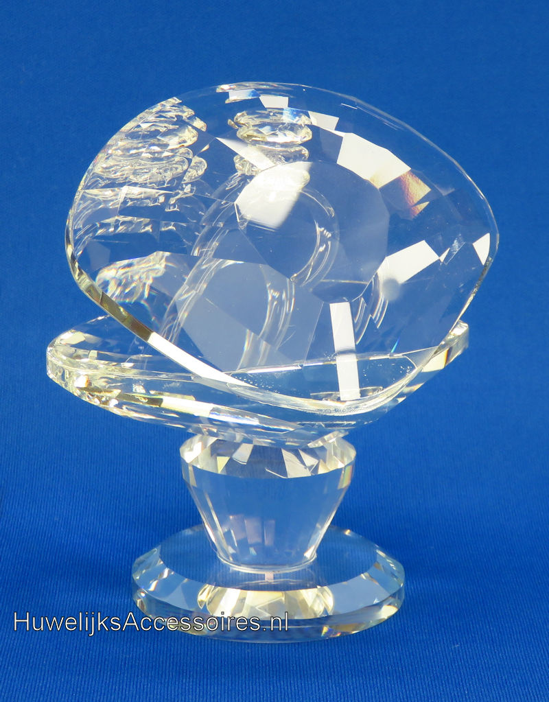 Kristallen oesterschelp met 2 ringen op pedestal