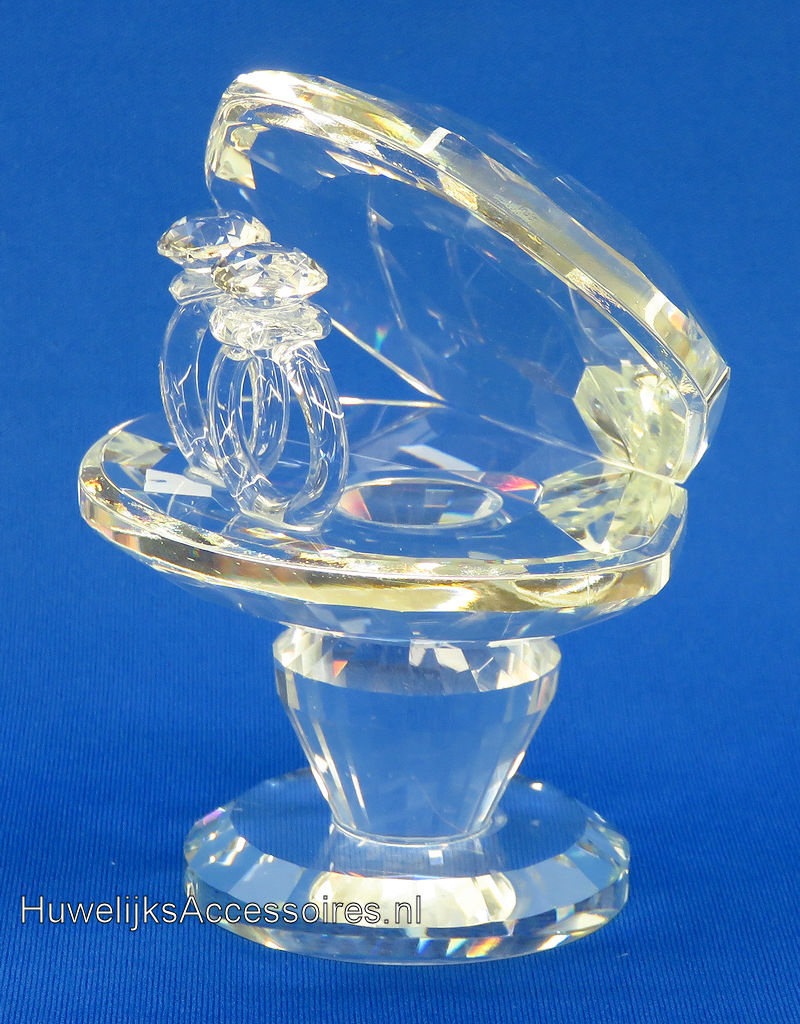 Kristallen oesterschelp met 2 ringen op pedestal