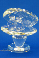 Kristallen oesterschelp met 2 ringen op pedestal