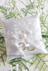 Ringkussen voor de hond versierd met witte lint en kant