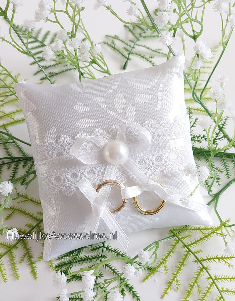 Ringkussen voor de hond versierd met witte lint en kant