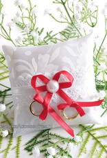 Ringkussen voor de hond versierd met rode lint en kant