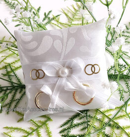 Honden ringkussentje versierd met wit lint