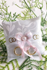 Ringkussentje voor je hond versierd met licht roze lint en gouden ringen