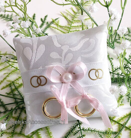 Honden ringkussentje versierd met licht roze lint