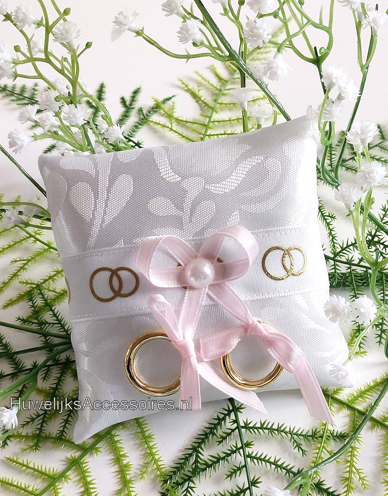 Ringkussentje voor je hond versierd met licht roze lint en gouden ringen