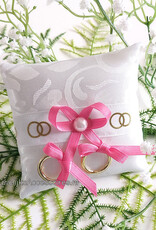 Ringkussentje voor je hond versierd met roze lint en gouden ringen