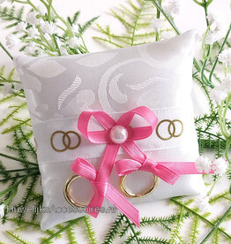 Honden ringkussentje versierd met roze lint