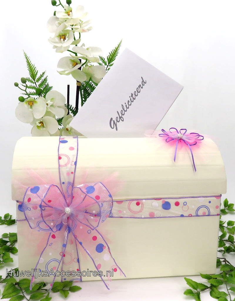 Mooi crème enveloppendoos met wit, roze, lila lint