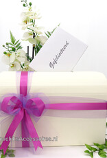 Schitterende ivoor enveloppendoos met azalea en lila lint