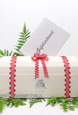 Witte enveloppendoos versierd met rood hartjes lint