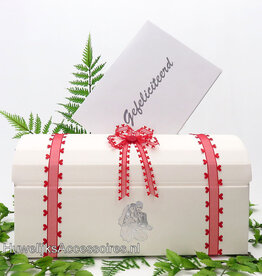 Witte enveloppendoos versierd met rood