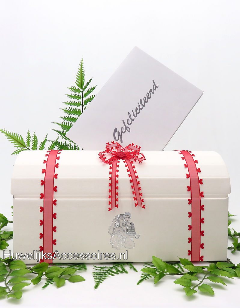 Witte enveloppendoos versierd met rood hartjes lint