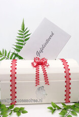 Witte enveloppendoos versierd met rood hartjes lint