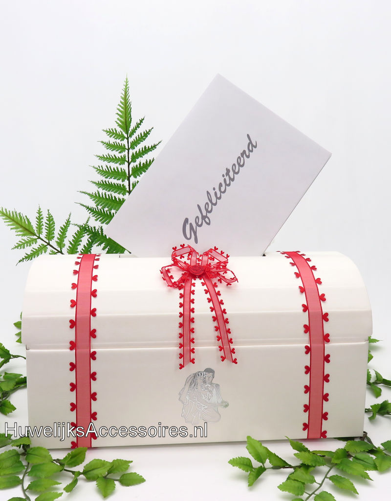 Witte enveloppendoos versierd met rood hartjes lint