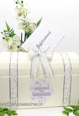 Communie enveloppendoos versierd met wit en zilver lint