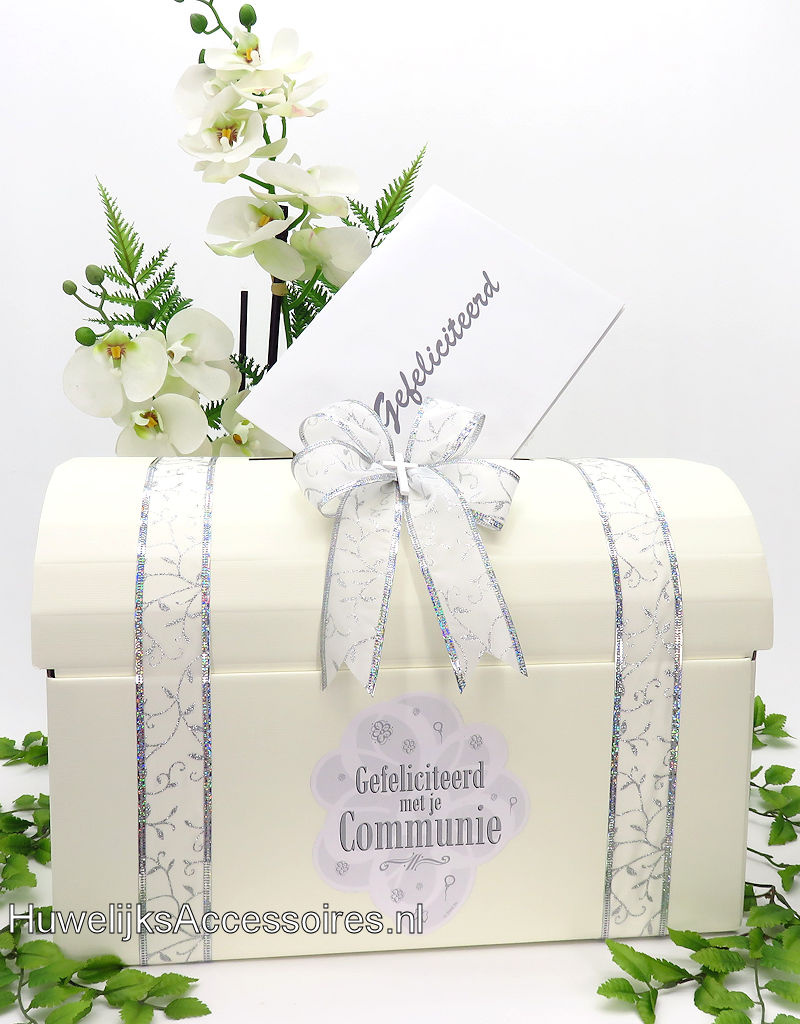Communie enveloppendoos versierd met wit en zilver lint