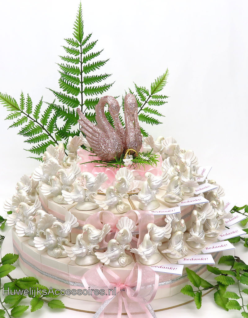 Huwelijks bedankjes taart versierd met duivenparen