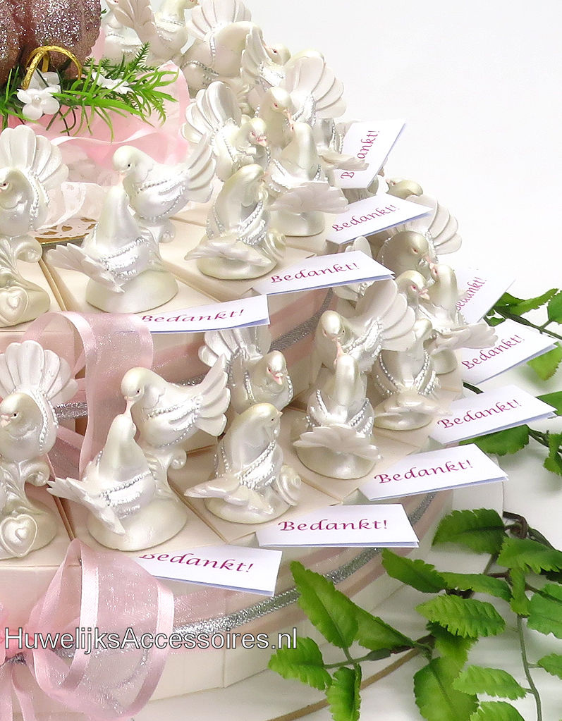 Huwelijks bedankjes taart versierd met duivenparen