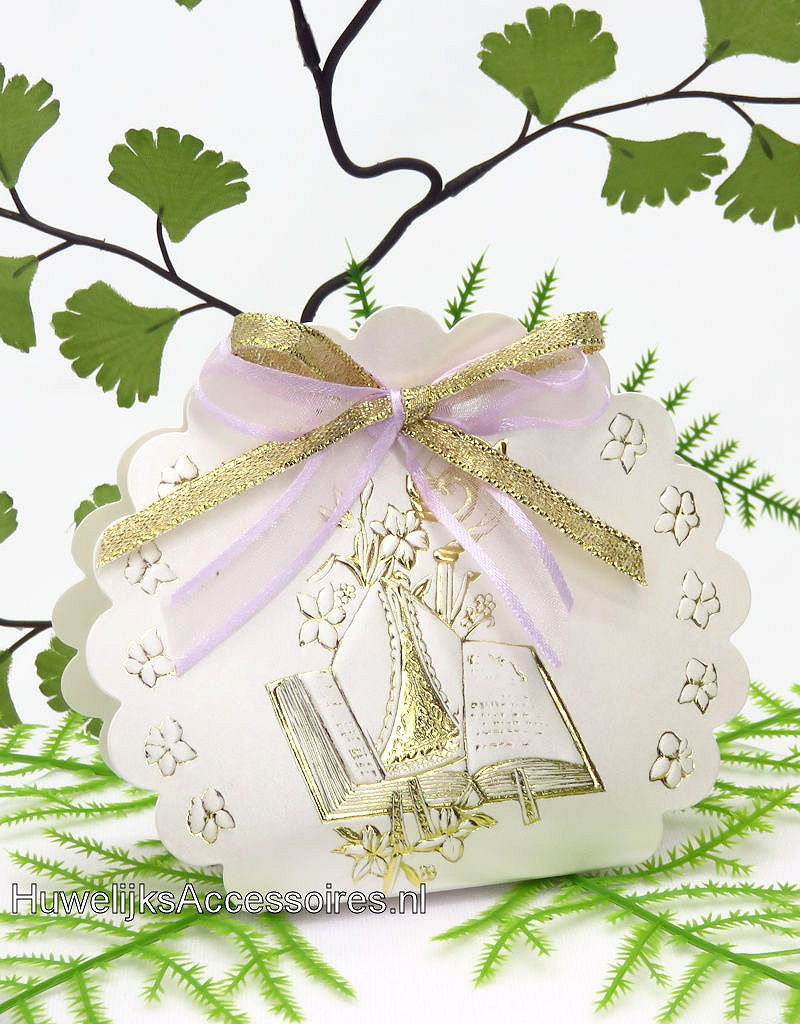 Communie bedankje versierd met lint en een bijbel