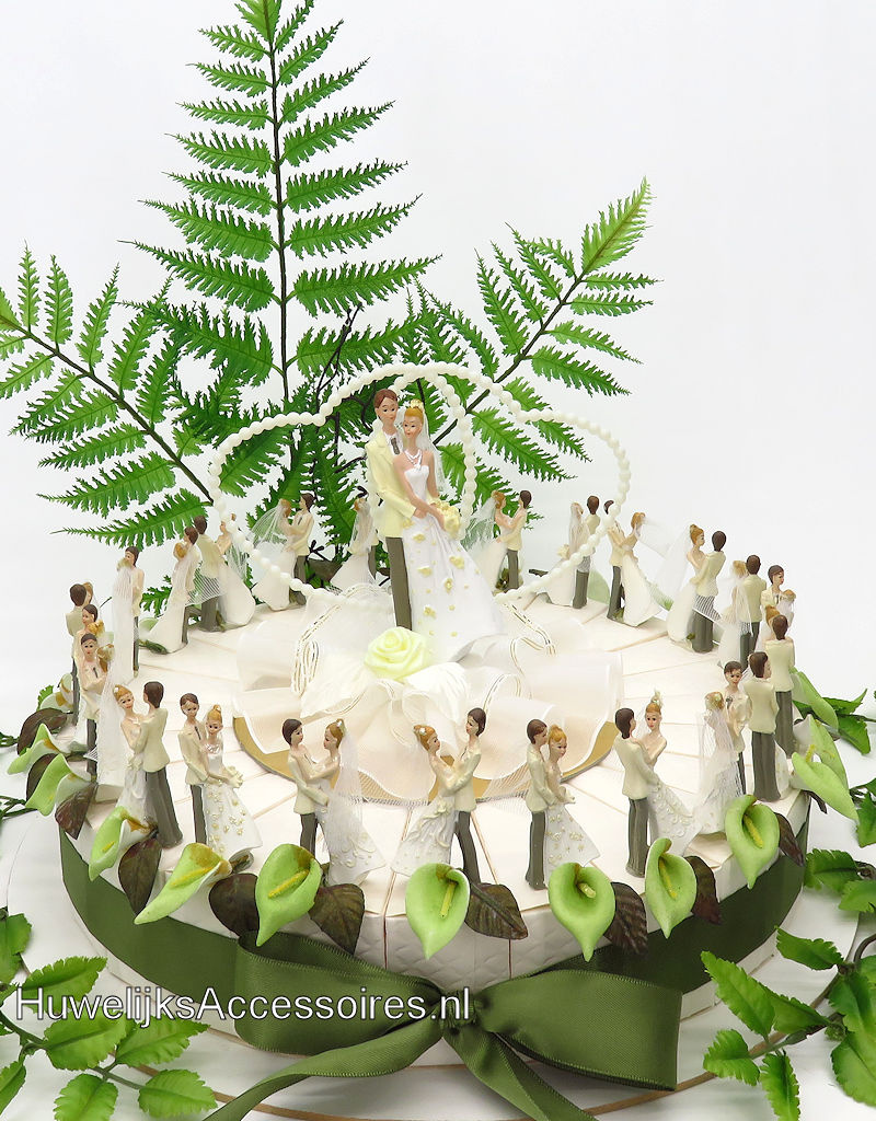 Bruiloft bedankjes taart met bruidsparen met bloemen