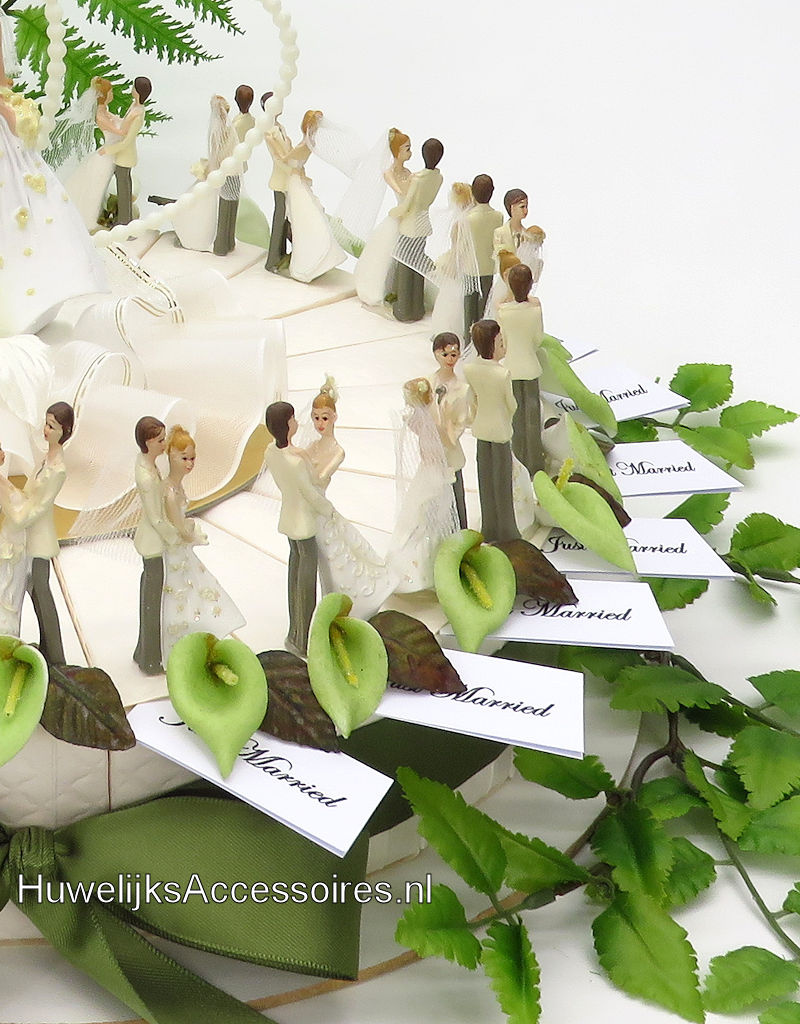 Bruiloft bedankjes taart met bruidsparen met bloemen