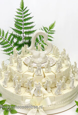 Huwelijks bedankjes taart versierd met witte bruidsparen