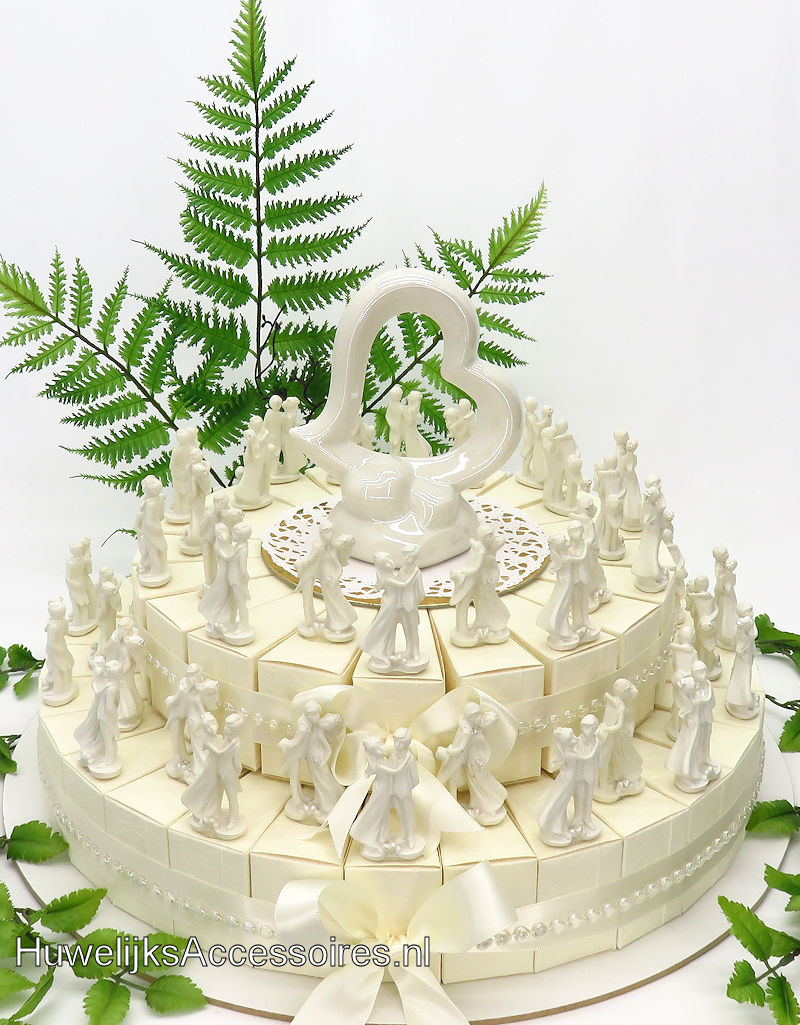 Huwelijks bedankjes taart versierd met witte bruidsparen