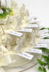 Huwelijks bedankjes taart versierd met witte bruidsparen