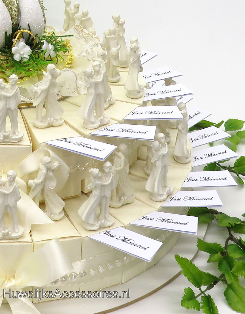 Huwelijks bedankjes taart versierd met witte bruidsparen