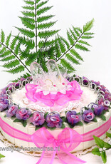 Bruiloft bedankjes taart versierd met zilver ringen en bloemen